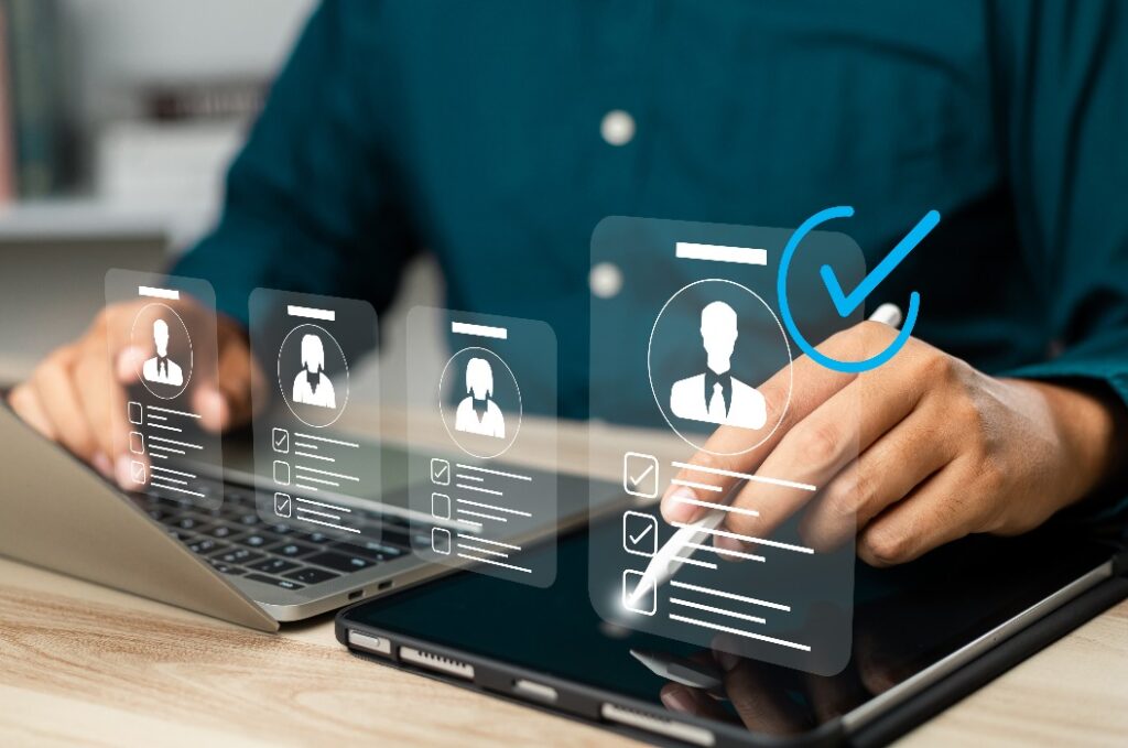 Technologie für das Personalmanagement (HR), Personalleiter, der die Struktur des Personalnetzwerks berührt und den Lebenslauf online prüft, um den perfekten Mitarbeiter für das Unternehmen auszuwählen, Effektive Personalbeschaffung.