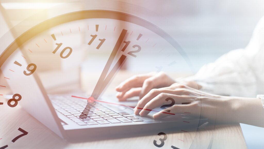 Menschen tippen auf Laptop